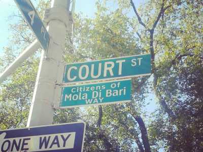 Il Van Westerhout si trova in Court Street, via che � stata ribattezzata �Citizens of Mola di Bari Way� (�Strada dei cittadini molesi�)
